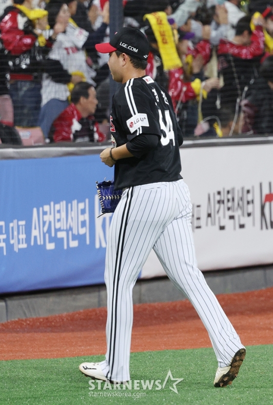 '2024 KBO 포스트시즌 준플레이오프 3차전' KT-LG전이 8일 수원 KT위즈파크에서 열렸다. LG 유영찬이 9회말 KT 배정대에게 2점 홈런을 얻어맞은 후 교체되고 있다. /사진=김진경 대기자