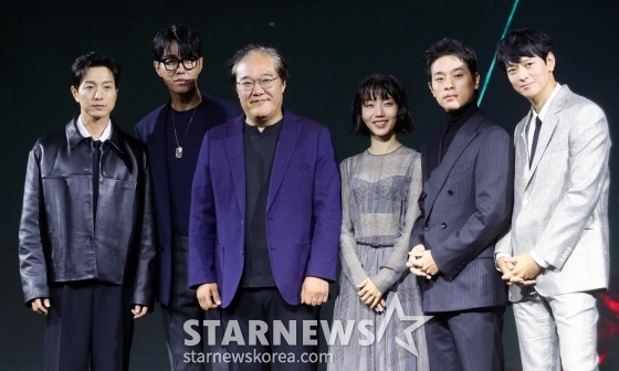 김상만 감독(왼쪽 세번째), 배우 정성일, 차승원, 김신록, 박정민, 강동원이 10일 오전 서울 종로구 JW메리어트동대문스퀘어서울에서 진행된 넷플릭스 영화 '전, 란' 제작발표회에 참석해 포즈를 취하고 있다. '전,란'은 왜란이 일어난 혼란의 시대, 함께 자란 조선 최고 무신 집안의 아들 종려(박정민)와 그의 몸종 천영(강동원)이 선조(차승원)의 최측근 무관과 의병으로 적이 되어 다시 만나는 이야기를 그린 영화다. 오는 11일 공개. 2024.10.10 /사진=김창현