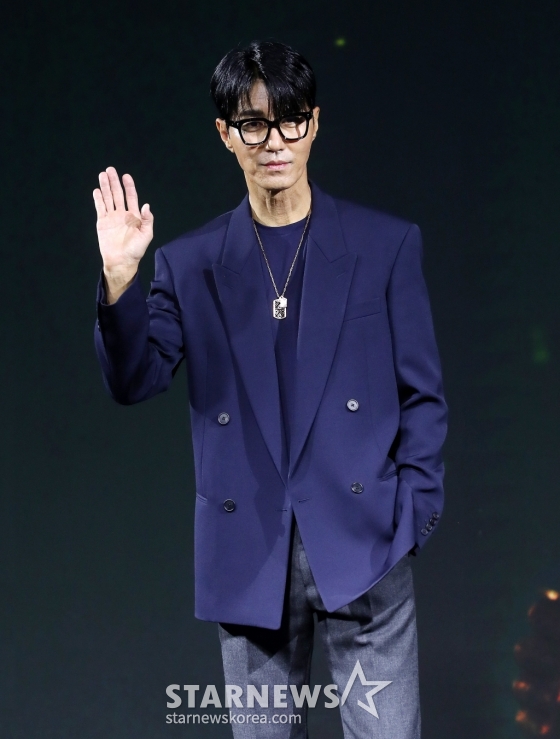 배우 차승원이 10일 오전 서울 종로구 JW메리어트동대문스퀘어서울에서 진행된 넷플릭스 영화 '전, 란' 제작발표회에 참석해 포즈를 취하고 있다. '전,란'은 왜란이 일어난 혼란의 시대, 함께 자란 조선 최고 무신 집안의 아들 종려(박정민)와 그의 몸종 천영(강동원)이 선조(차승원)의 최측근 무관과 의병으로 적이 되어 다시 만나는 이야기를 그린 영화다. 오는 11일 공개. 2024.10.10 /사진=김창현