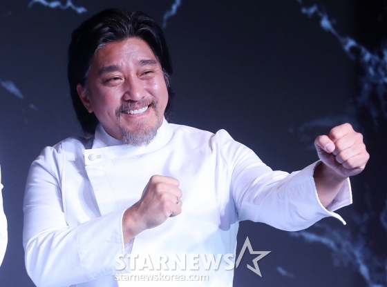 애드워드 리 썌프가 7일 오전 서울 마포구 호텔 나루 서울 엠갤러리에서 진행된 넷플릭스 예능 '흑백요리사: 요리 계급 전쟁' TOP8 기자간담회에 참석해 포즈를 취하고 있다. '흑백요리사: 요리 계급 전쟁'은 맛 하나는 최고라고 평가받는 재야의 고수 '흑수저' 셰프들이 대한민국 최고의 스타 셰프 '백수저'들에게 도전장을 내밀며 치열하게 맞붙는 100인의 요리 계급 전쟁이다. 2024.10.07 /사진=김창현