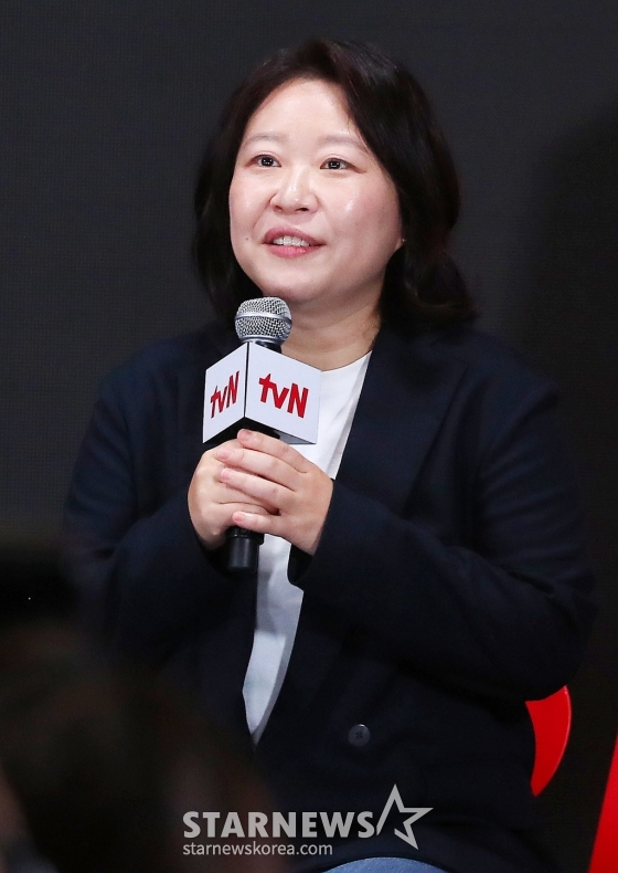 정지인 PD가 10일 오후 서울 영등포구 콘래드 서울에서 진행된 tvN 토일드라마 '정년이' 제작발표회에 참석해 인사말을 하고 있다. '정년이'는 1950년대 한국전쟁 후를 배경으로 최고의 국극 배우에 도전하는 타고난 소리 천재 정년이를 둘러싼 경쟁과 연대, 그리고 찬란한 성장기를 그린 작품이다. 오는 12일 첫 방송. 2024.10.10 /사진=김창현