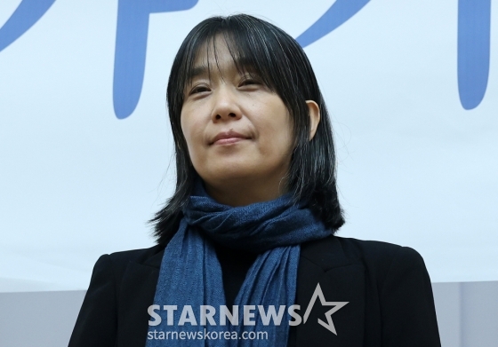 (서울=뉴스1) = 스웨덴 한림원은 10일(현지시간) 한국인 소설가 한강을 노벨 문학상 수상자로 선정했다. 한국 작가 가운데 노벨 문학상 수상은 한강이 처음이다. 사진은 작년 11월14일 열린 한강 작가 장편소설 ‘작별하지 않는다’ 프랑스 메디치 외국문학상 수상 기념 기자간담회. (뉴스1DB)2024.10.10/뉴스1 Copyright (C) 뉴스1. All rights reserved. 무단 전재 및 재배포, AI학습 이용 금지. /사진=(서울=뉴스1)