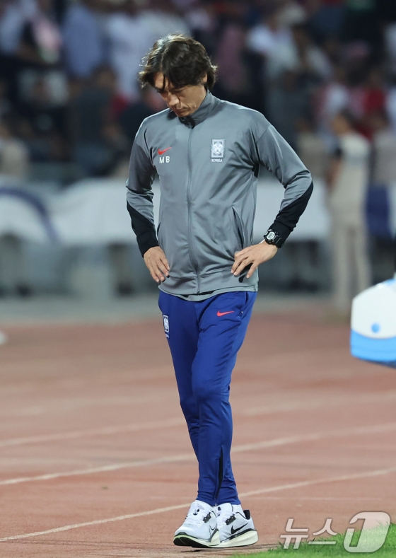 10일(현지시간) 요르단 암만 국제경기장에서 열린 2026 국제축구연맹(FIFA) 북중미 월드컵 아시아 3차 예선 B조 3차전 대한민국과 요르단의 경기, 대한민국 홍명보 감독이 생각에 잠겨 있다. /사진=뉴스1