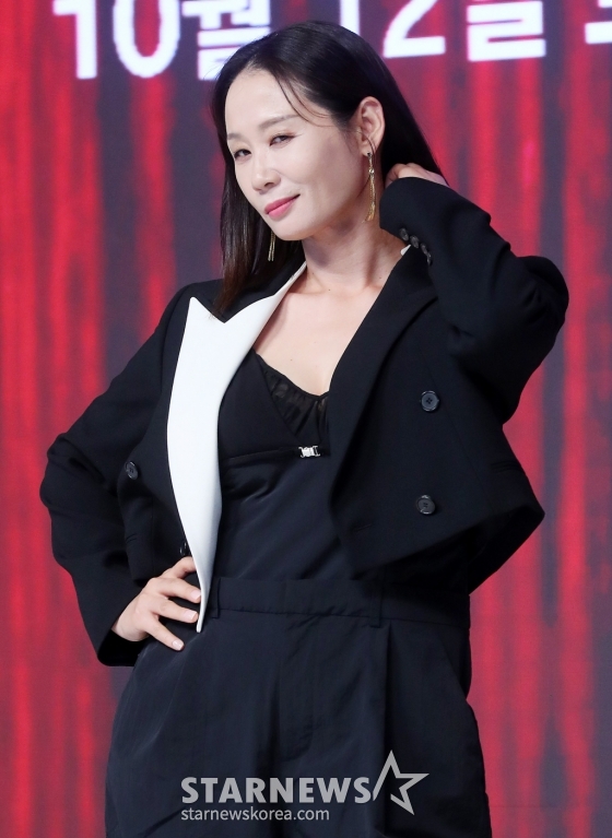 배우 김선영이 11일 오전 서울 강남구 논현동 엘리에나호텔에서 진행된 JTBC 토일드라마 '정숙한 세일즈' 제작발표회에 참석해 포즈를 취하고 있다. '정숙한 세일즈'는 '성'(性)이 금기시되던 그때 그 시절인 1992년 한 시골마을, 성인용품 방문 판매에 뛰어든 '방판 씨스터즈' 4인방의 자립, 성장, 우정에 관한 이야기를 그린 작품이다. 오는 12일 첫 방송. 2024.10.11 /사진=김창현