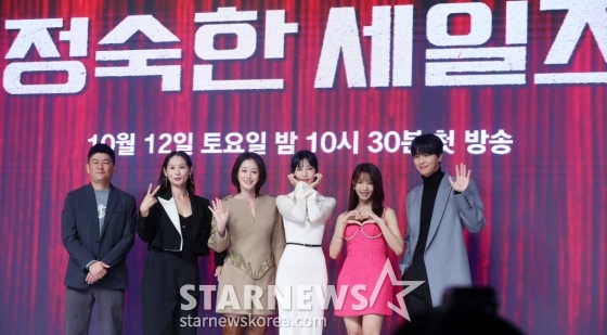 조웅 PD, 배우 김선영, 김성경, 김소연, 이세희, 연우진이 11일 오전 서울 강남구 논현동 엘리에나호텔에서 진행된 JTBC 토일드라마 '정숙한 세일즈' 제작발표회에 참석해 포즈를 취하고 있다. '정숙한 세일즈'는 '성'(性)이 금기시되던 그때 그 시절인 1992년 한 시골마을, 성인용품 방문 판매에 뛰어든 '방판 씨스터즈' 4인방의 자립, 성장, 우정에 관한 이야기를 그린 작품이다. 오는 12일 첫 방송. 2024.10.11 /사진=김창현