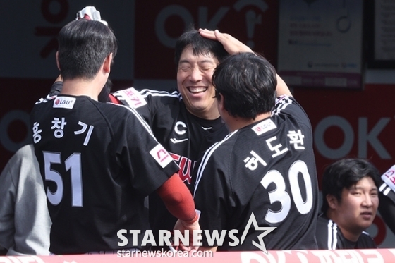 '2024 KBO 포스트시즌 준플레이오프 4차전' KT-LG전이 9일 수원 KT위즈파크에서 열렸다. LG 김현수 2회초 2사에서 선제 1점 홈런을 날리고 홈인한 후 더그아웃에서 동료들의 환영을 받고 있다. /사진=김진경 대기자
