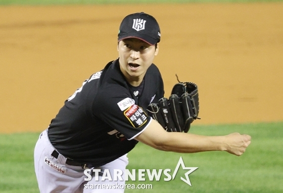 '2024 KBO 포스트시즌 준플레이오프 5차전' LG-,kt전이11일 서울 잠실야구장에서 열렸다. kt 선발 엄상백이 역투하고 있다.