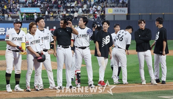 '2024 KBO 포스트시즌 준플레이오프 4차전' KT-LG전이 9일 수원 KT위즈파크에서 열렸다. 연장 11회 접전끝에 LG에 6-5로 승리한 KT 선수들이 팬들에 인사하고 있다. /사진=김진경 대기자