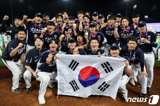 류중일 감독이 이끈 2022 항저우아시안게임 야구 대표팀이 금메달을 딴 후 단체사진을 찍고 있다. /사진=뉴스1 제공