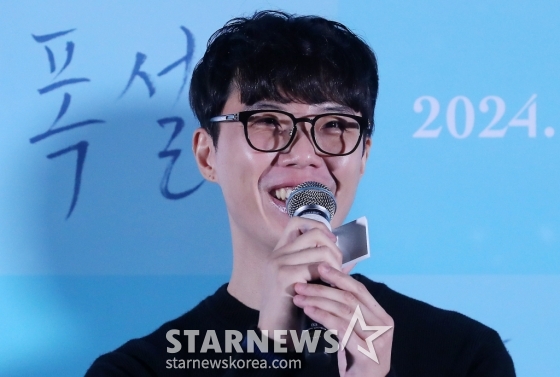 윤수익 감독이 11일 오후 서울 용산구 아이파크몰 CGV에서 진행된 영화 '폭설' 언론시사회에 참석해 인사말을 하고 있다. '폭설'은 하이틴 스타 설이(한소희)와 운명처럼 가까워진 배우 지망생 수안(한해인)이 서로에게 솔직하지 못해서 엇갈렸던 시절을 지나 다시 서로를 찾아가는 겨울의 사랑이야기. 오는 23일 개봉. 2024.10.11 /사진=김창현