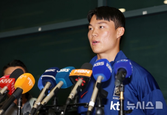 요르단 원정에서 승리를 거둔 대한민국 축구국가대표팀 오현규가 11일 오후 인천국제공항 제1여객터미널을 통해 귀국해 인터뷰를 하고 있다. /사진=뉴시스