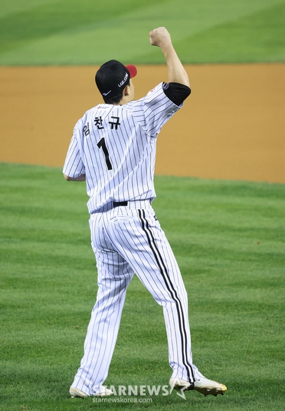 '2024 KBO 포스트시즌 준플레이오프 5차전' LG-,kt전이11일 서울 잠실야구장에서 열렸다. LG 선발 임찬규가 6회초 2사에서 kt 로하스를 범타로 처리한 후 환호하고 있다. /사진=김진경 대기자