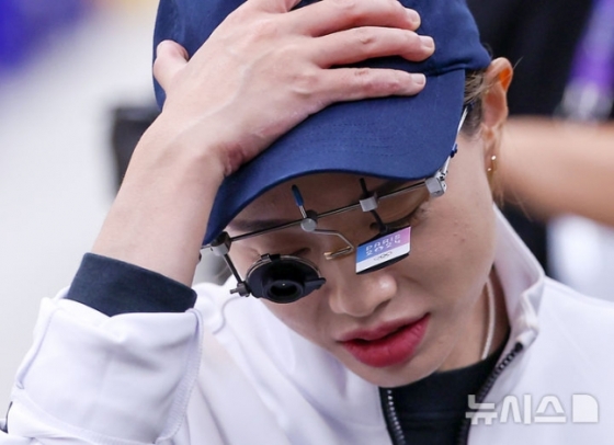 김예지가 13일 오전 경남 창원시 창원국제사격장에서 열린 제105회 전국체육대회 사격 여자 일반부 10m 공기권총 본선에서 13위로 결선 진출에 실패한 후 아쉬워하고 있다. /사진=뉴시스