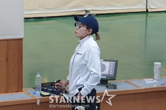 김예지가 13일 오전 경남 창원시 창원국제사격장에서 열린 제105회 전국체육대회 사격 여자 일반부 10m 공기권총 본선에 나서고 있다. /사진=양정웅 기자