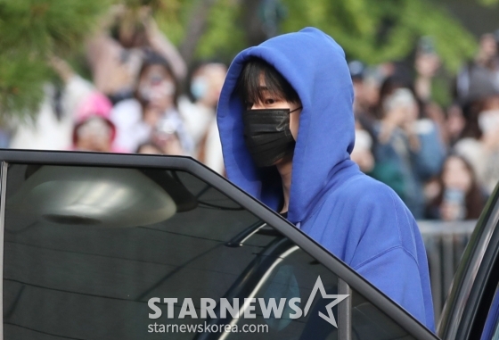 (서울=뉴스1) 권현진 기자 = 라이즈 승한이 '뮤직뱅크' 리허설을 위해 27일 오전 서울 영등포구 여의도 KBS 신관에 도착해 이동을 하고 있다. 2023.10.27/뉴스1 Copyright (C) 뉴스1. All rights reserved. 무단 전재 및 재배포, AI학습 이용 금지. /사진=(서울=뉴스1) 권현진 기자
