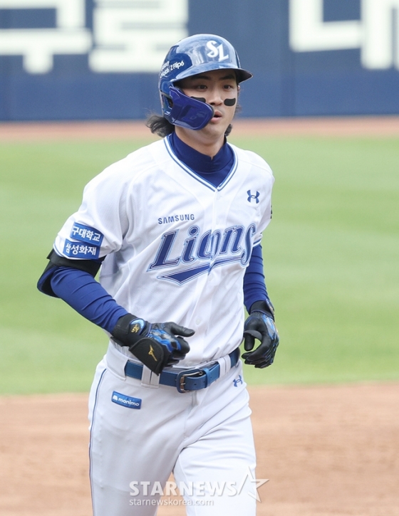 '2024 KBO 포스트시즌 플레이오프 1차전' 삼성-LG전이13일 대구 삼성라이온즈파크에서 열렸다. 삼성 구자욱(왼쪽)이 3회말 무사 1,3루에서 우중월 3점 홈런을 날린 뒤 홈으로 들어오고 있다. /사진=김진경 대기자