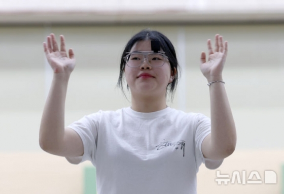 오예진이 13일 오전 경남 창원시 창원국제사격장에서 열린 제105회 전국체육대회 사격 여자 일반부 10m 공기권총 결선에서 1위로 우승을 차지한 후 기뻐하고 있다. /사진=뉴시스