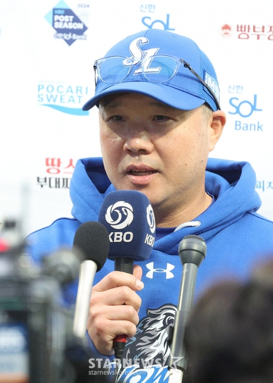 '2024 KBO 포스트시즌 플레이오프 1차전' 삼성-LG전이 13일 대구 삼성라이온즈파크에서 열렸다. 삼성 박진만 감독이 경기 후 인터뷰에 임하고 있다. /사진=김진경 대기자