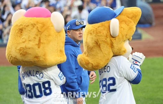 '2024 KBO 포스트시즌 플레이오프 1차전' 삼성-LG전이 13일 대구 삼성라이온즈파크에서 열렸다. 삼성 박진만 감독이 경기 후 그라운드를 응시하고 있다. /사진=김진경 대기자