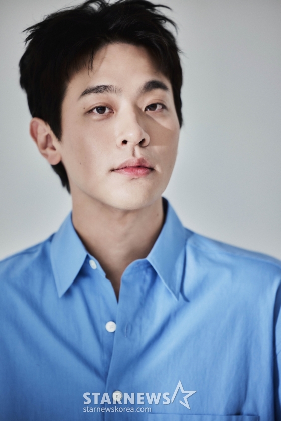 넷플릭스 오리지널 영화 '전, 란'(감독 김상만)의 주연배우 박정민이 14일 오전 진행된 인터뷰를 위해 포즈를 취하고 있다. '전, 란'은 왜란이 일어난 혼란의 시대, 함께 자란 조선 최고 무신 집안의 아들 '종려'(박정민)와 그의 몸종 '천영'(강동원)이 '선조'(차승원)의 최측근 무관과 의병으로 적이 되어 다시 만나는 이야기를 그린 영화다. /사진제공=넷플릭스 2024.10.14 /사진=이동훈