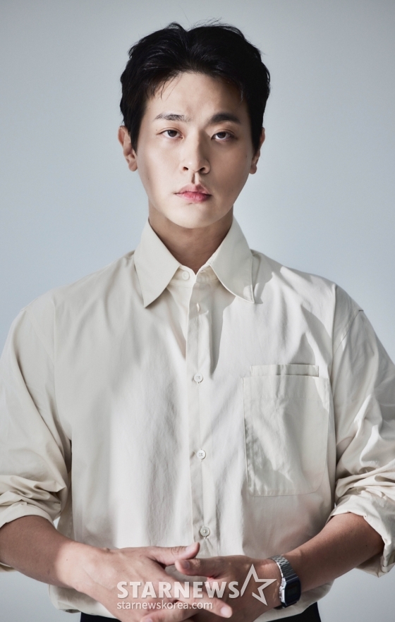 넷플릭스 오리지널 영화 '전, 란'(감독 김상만)의 주연배우 박정민이 14일 오전 진행된 인터뷰를 위해 포즈를 취하고 있다. '전, 란'은 왜란이 일어난 혼란의 시대, 함께 자란 조선 최고 무신 집안의 아들 '종려'(박정민)와 그의 몸종 '천영'(강동원)이 '선조'(차승원)의 최측근 무관과 의병으로 적이 되어 다시 만나는 이야기를 그린 영화다. /사진제공=넷플릭스 2024.10.14 /사진=이동훈