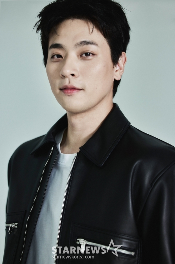 넷플릭스 오리지널 영화 '전, 란'(감독 김상만)의 주연배우 박정민이 14일 오전 진행된 인터뷰를 위해 포즈를 취하고 있다. '전, 란'은 왜란이 일어난 혼란의 시대, 함께 자란 조선 최고 무신 집안의 아들 '종려'(박정민)와 그의 몸종 '천영'(강동원)이 '선조'(차승원)의 최측근 무관과 의병으로 적이 되어 다시 만나는 이야기를 그린 영화다. /사진제공=넷플릭스 2024.10.14 /사진=이동훈