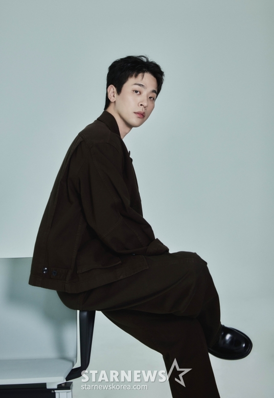 넷플릭스 오리지널 영화 '전, 란'(감독 김상만)의 주연배우 박정민이 14일 오전 진행된 인터뷰를 위해 포즈를 취하고 있다. '전, 란'은 왜란이 일어난 혼란의 시대, 함께 자란 조선 최고 무신 집안의 아들 '종려'(박정민)와 그의 몸종 '천영'(강동원)이 '선조'(차승원)의 최측근 무관과 의병으로 적이 되어 다시 만나는 이야기를 그린 영화다. /사진제공=넷플릭스 2024.10.14 /사진=이동훈