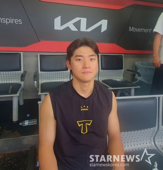 KIA 김도영이 14일 롯데와 한국시리즈 대비 연습경기를 마치고 인터뷰에 응하고 있다. /사진=김동윤 기자