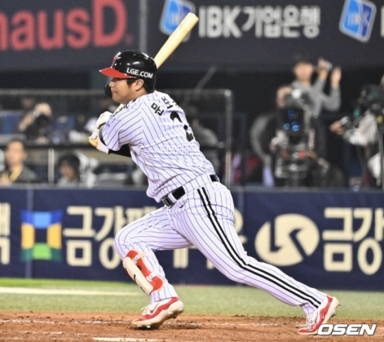 준PO 5차전에서 시리즈 첫 안타를 신고하는 문보경.