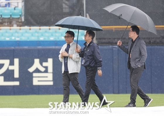 '2024 KBO 포스트시즌 플레이오프 2차전' 삼성LG전'이 14일 대구 삼성라이온즈파크에서 열렸다. 박근찬 사무총장(가운데)과 김시진 감독관이 대형 방수포가 깔려 있는 야구장을 살피고 있다. /사진=김진경 대기자