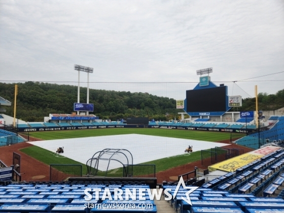 14일 PO 2차전이 열릴 대구 삼성라이온즈파크에 대형 방수포가 깔려 있다. /사진=안호근 기자