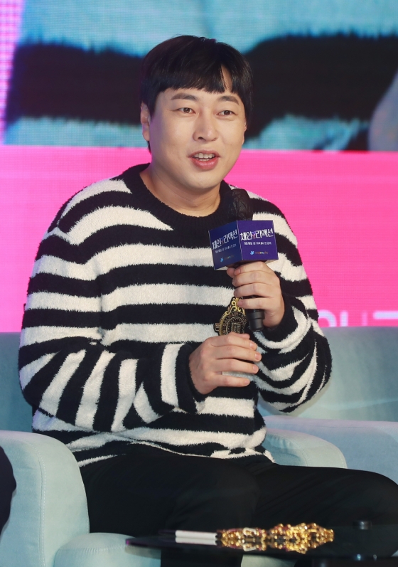 코미디언 이진호가 14일 오전 서울 여의도 콘래드호텔에서 진행된 쿠팡플레이 예능 '체인리액션' 제작발표회에 참석해 인사말을 하고 있다. 지상낙원 사이판으로 떠난 8명의 남녀가 체인에 묶여 밤과 낮을 함께 보내는 짜릿한 리얼 데이팅 예능 '체인리액션'은 오는 16일 공개된다. /2022.09.14