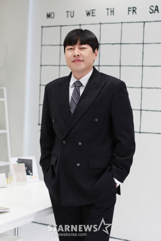 방송인 이진호가 20일 오전 온라인으로 진행된 채널S, MBN 예능프로그램 '오피스 빌런' 제작발표회에 참석해 포즈를 취하고 있다. '오피스 빌런'은 대한민국 모든 일터에서 벌어지고 있는 충격적인 오피스 빌런 사연을 대방출하는 K-직장문화 개선 프로젝트. 갑질 사장, 꼰대 상사, 하극상 부하직원, 개념상실 MZ직원 등 상상을 초월하는 오피스 빌런을 분석한 뒤 대처법을 함께 연구해본다. '오피스 빌런'은 20일 오후 10시 40분 채널S와 MBN에서 첫 방송된다. / 사