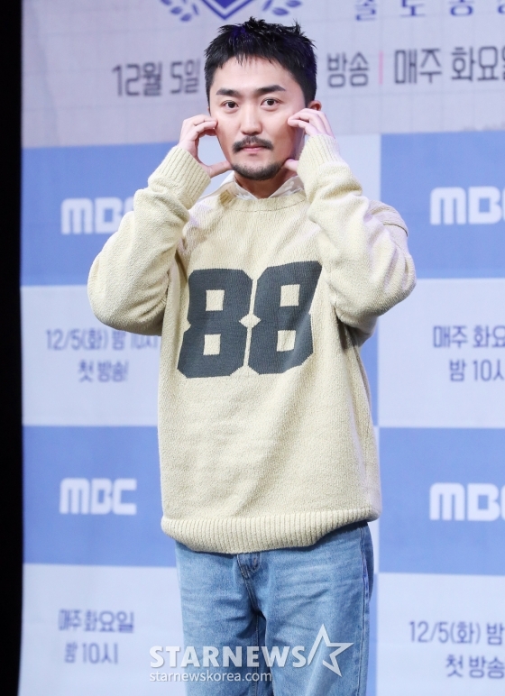 방송인 유병재가 5일 오후 서우 마포구 상암동 MBC사옥에서 진행된 예능 '솔로 동창회 학연' 제작발표회에 참석해 포즈를 취하고 있다. '솔로 동창회 학연'은 학창 시절 친구가 연인이 되는 ‘솔로 동창회‘로, 10여 년 만에 모인 초등학교 동창생들이 4박 5일간 함께하며 사랑을 싹틔우는 연애 리얼리티다. 2023.12.05 /사진=김창현