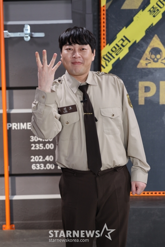 코미디언 이진호가 28일 오후 온라인으로 진행된 AXN의 예능 '풀어파일러 4' 제작발표회에 참석해 포즈를 취하고 있다. '풀어파일러4'는 범죄 없는 세상을 꿈꾸는 풀어파일러들의 네 번째 도전기로, 고급반 프로파일링 실력으로 뭉친 풀어파일러들이 날로 극악무도해지는 전 세계의 실제 범죄사건을 파헤치며 범죄에 대한 경각심을 높이고, 크라임 퀴즈를 풀면서 전문 프로파일링 지식과 다양한 범죄 예방법을 전수하는 예능 프로그램이다. / 사진제공 = AXN /사진=김창현