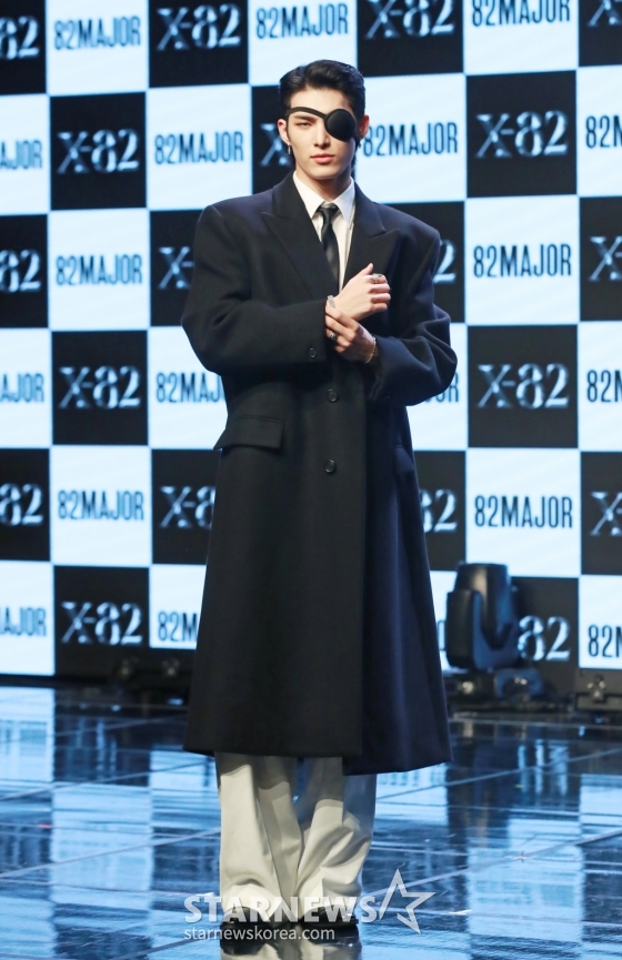 그룹 82메이저(82MAJOR) 윤예찬이 15일 오전 서울 강남구 일지아트홀에서 진행된 미니 2집 ‘X-82'(엑스-82) 발매기념 쇼케이스에서 포즈를 취하고 있다. 이번 앨범에는 타이틀곡 ‘혀끝'(Stuck)을 비롯해 ‘가시밭길도 괜찮아'(Thorns), ‘Face Time'(페이스 타임), ‘Gossip'(가십) 등 총 4곡이 수록됐다. /2024.10.15 /사진=이동훈