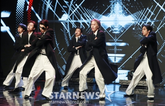 그룹 82메이저(82MAJOR)가 15일 오전 서울 강남구 일지아트홀에서 진행된 미니 2집 ‘X-82'(엑스-82) 발매기념 쇼케이스에서 신곡을 선보이고 있다. 이번 앨범에는 타이틀곡 ‘혀끝'(Stuck)을 비롯해 ‘가시밭길도 괜찮아'(Thorns), ‘Face Time'(페이스 타임), ‘Gossip'(가십) 등 총 4곡이 수록됐다. /2024.10.15 /사진=이동훈