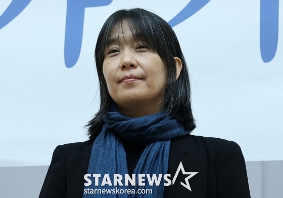 (서울=뉴스1) = 스웨덴 한림원은 10일(현지시간) 한국인 소설가 한강을 노벨 문학상 수상자로 선정했다. 한국 작가 가운데 노벨 문학상 수상은 한강이 처음이다. 사진은 작년 11월14일 열린 한강 작가 장편소설 ‘작별하지 않는다’ 프랑스 메디치 외국문학상 수상 기념 기자간담회. (뉴스1DB)2024.10.10/뉴스1 Copyright (C) 뉴스1. All rights reserved. 무단 전재 및 재배포, AI학습 이용 금지. /사진=(서울=뉴스1)