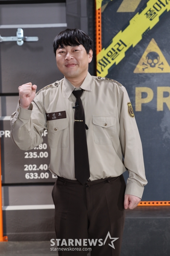 코미디언 이진호가 28일 오후 온라인으로 진행된 AXN의 예능 '풀어파일러 4' 제작발표회에 참석해 포즈를 취하고 있다. '풀어파일러4'는 범죄 없는 세상을 꿈꾸는 풀어파일러들의 네 번째 도전기로, 고급반 프로파일링 실력으로 뭉친 풀어파일러들이 날로 극악무도해지는 전 세계의 실제 범죄사건을 파헤치며 범죄에 대한 경각심을 높이고, 크라임 퀴즈를 풀면서 전문 프로파일링 지식과 다양한 범죄 예방법을 전수하는 예능 프로그램이다. / 사진제공 = AXN /사진=김창현