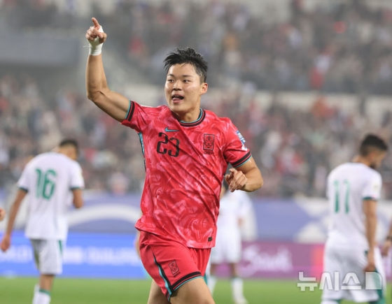 오현규가 지난 15일 용인미르스타디움에서 열린 한국 대 이라크의 2026 북중미 월드컵 아시아 지역 3차 예선 B조 4차전에서 팀의 두 번째 골을 넣은 뒤 기뻐하고 있다./사진=뉴시스