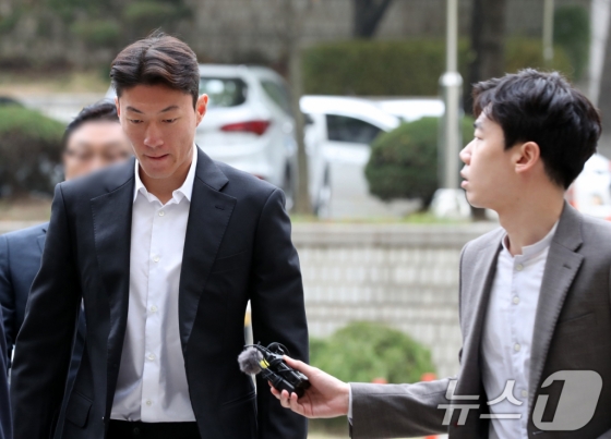 축구선수 황의조(32)가 16일 서울 서초구 서울중앙지법에서 열린 성폭력 범죄의 처벌 등에 관한 특례법 위반(카메라 등 이용 촬영) 혐의 1심 1차공판에 출석하고 있다. /사진=뉴스1