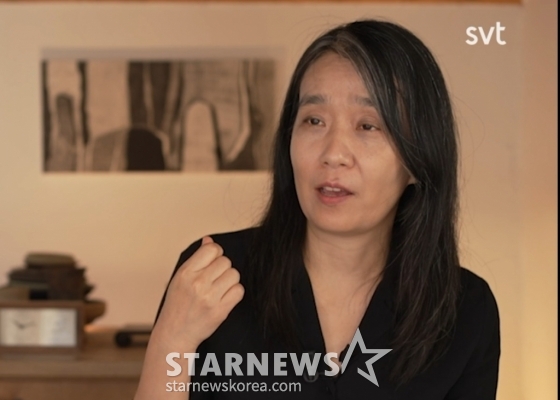 (서울=뉴스1) = 노벨 문학상 수상자인 소설가 한강이 지난 13일 스웨덴 공영 방송 SVT와 인터뷰를 하고 있다. (SVT 영상 캡처) 2024.10.16/뉴스1 Copyright (C) 뉴스1. All rights reserved. 무단 전재 및 재배포, AI학습 이용 금지. /사진=(서울=뉴스1)