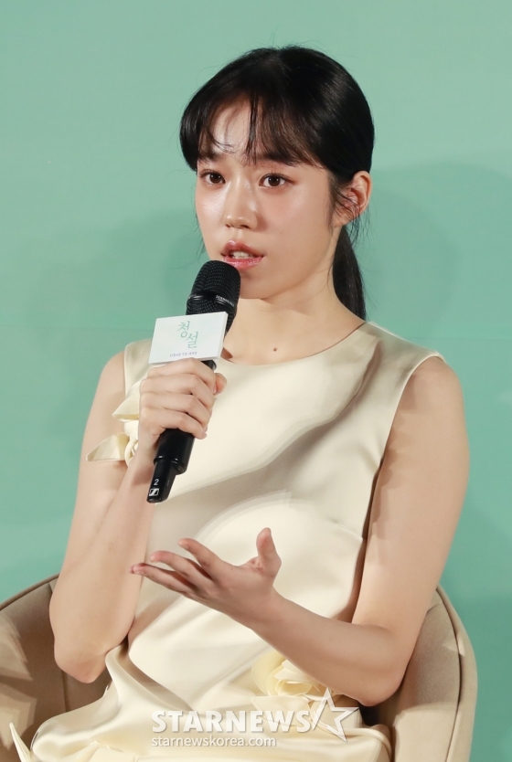 배우 노윤서가 18일 오전 서울 메가박스 성수에서 진행된 영화 '청설'(감독 조선호) 제작발표회에 참석해 질문에 답하고 있다. 사랑을 향해 직진하는 ‘용준’(홍경)과 진심을 알아가는 ‘여름’(노윤서), 두 사람을 응원하는 동생 ‘가을’(김민주)의 청량하고 설레는 순간들을 담은 영화 청설은 11월 6일 개봉한다. /2024.10.18 /사진=이동훈