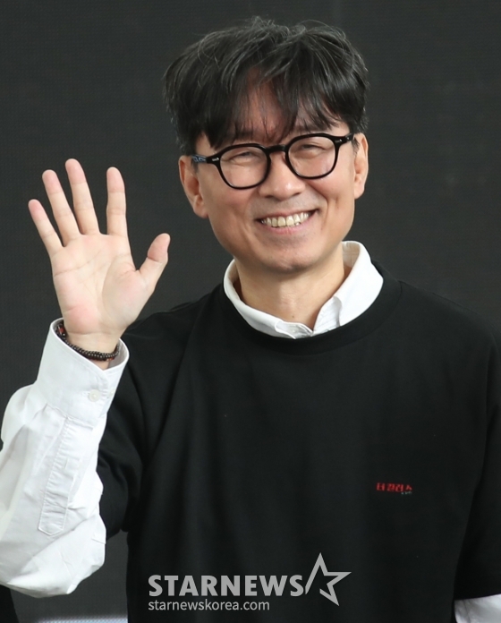(부산=뉴스1) 권현진 기자 = 장항준 감독이 5일 부산 해운대구 영화의전당 야외극장에서 열린 영화 ‘더 킬러스’ 야외 무대 행사에 참석해 인사를 하고 있다. 2024.10.4/뉴스1 Copyright (C) 뉴스1. All rights reserved. 무단 전재 및 재배포, AI학습 이용 금지. /사진=(부산=뉴스1) 권현진 기자