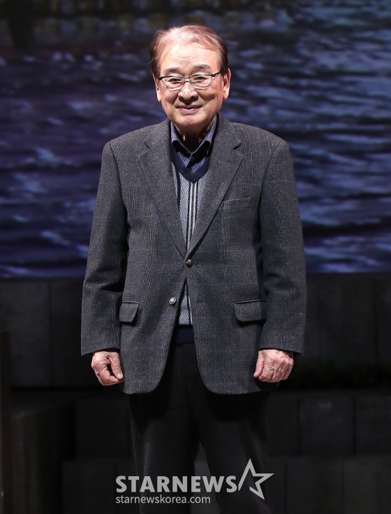 배우 이순재가 20일 오후 서울 광진구 유니버설 아트센터에서 진행된 연극 '갈매기' 프레스콜에 참석해 포즈를 취하고 있다. '갈매기'는 러시아를 대표하는 극작가 안톤 체홉의 희곡을 원작으로 인물들 간의 비극적인 사랑과 처절한 갈등, 인간 존재의 이유와 삶의 의미를 찾아가는 내용을 다룬다. 오는 21일 유니버설아트센터 대극장에서 개막한다. 2022.12.20