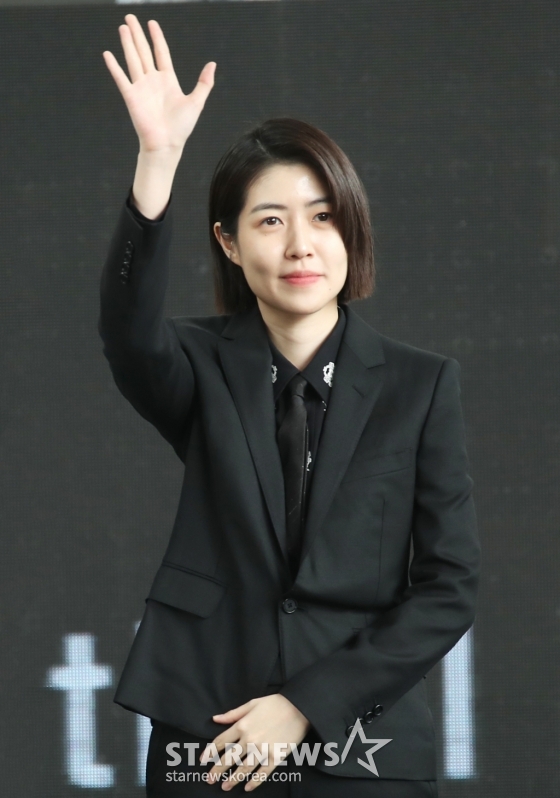 (부산=뉴스1) 권현진 기자 = 배우 심은경이 5일 부산 해운대구 영화의전당 야외극장에서 열린 영화 ‘더 킬러스’ 야외 무대 행사에 참석해 인사를 하고 있다. 2024.10.4/뉴스1 Copyright (C) 뉴스1. All rights reserved. 무단 전재 및 재배포, AI학습 이용 금지. /사진=(부산=뉴스1) 권현진 기자