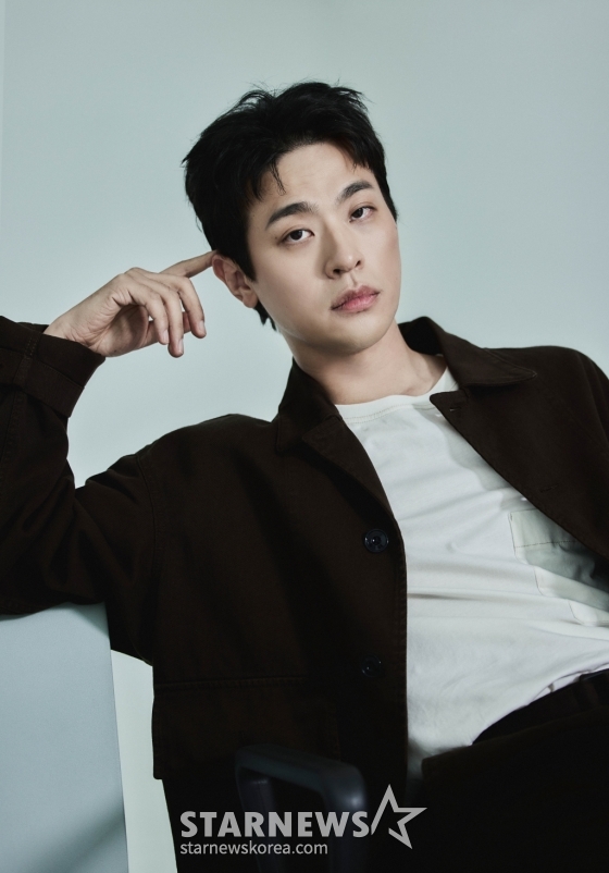 넷플릭스 오리지널 영화 '전, 란'(감독 김상만)의 주연배우 박정민이 14일 오전 진행된 인터뷰를 위해 포즈를 취하고 있다. '전, 란'은 왜란이 일어난 혼란의 시대, 함께 자란 조선 최고 무신 집안의 아들 '종려'(박정민)와 그의 몸종 '천영'(강동원)이 '선조'(차승원)의 최측근 무관과 의병으로 적이 되어 다시 만나는 이야기를 그린 영화다. /사진제공=넷플릭스 2024.10.14 /사진=이동훈
