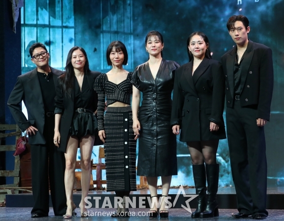 배우 임성재, 문소리, 김신록, 김현주, 문근영, 김성철이 21일 오전 서울 JW메리어트 동대문스퀘어에서 진행된 넷플릭스 '지옥 시즌2' 제작발표회에 참석해 포즈를 취하고 있다. '지옥' 시즌2는 계속되는 지옥행 고지로 더욱 혼란스러워진 세상, 갑작스레 부활한 새진리회 정진수(김성철 분) 의장과 박정자(김신록 분)를 둘러싸고 소도의 민혜진(김현주 분) 변호사와 새진리회, 화살촉 세력이 새롭게 얽히면서 벌어지는 이야기다. 오는 25일 공개. 2024.10.21 /사진=김창현