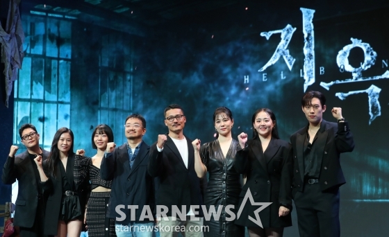 연상호 감독, 최규석 작가(가운데), 배우 임성재, 문소리, 김신록, 김현주, 문근영, 김성철이 21일 오전 서울 JW메리어트 동대문스퀘어에서 진행된 넷플릭스 '지옥 시즌2' 제작발표회에 참석해 포즈를 취하고 있다. '지옥' 시즌2는 계속되는 지옥행 고지로 더욱 혼란스러워진 세상, 갑작스레 부활한 새진리회 정진수(김성철 분) 의장과 박정자(김신록 분)를 둘러싸고 소도의 민혜진(김현주 분) 변호사와 새진리회, 화살촉 세력이 새롭게 얽히면서 벌어지는 이야기다. 오는 25일 공개. 2024.10. /사진=김창현