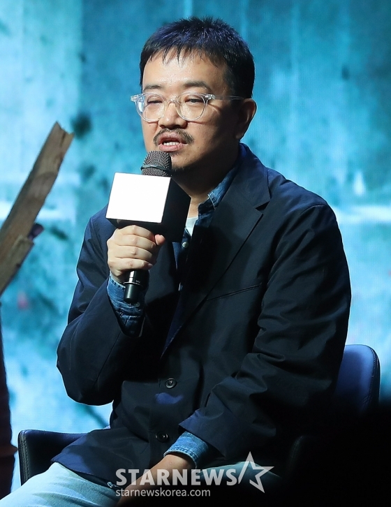 연상호 감독이 21일 오전 서울 JW메리어트 동대문스퀘어에서 진행된 넷플릭스 '지옥 시즌2' 제작발표회에 참석해 인사말을 하고 있다. '지옥' 시즌2는 계속되는 지옥행 고지로 더욱 혼란스러워진 세상, 갑작스레 부활한 새진리회 정진수(김성철 분) 의장과 박정자(김신록 분)를 둘러싸고 소도의 민혜진(김현주 분) 변호사와 새진리회, 화살촉 세력이 새롭게 얽히면서 벌어지는 이야기다. 오는 25일 공개. 2024.10.21 /사진=김창현